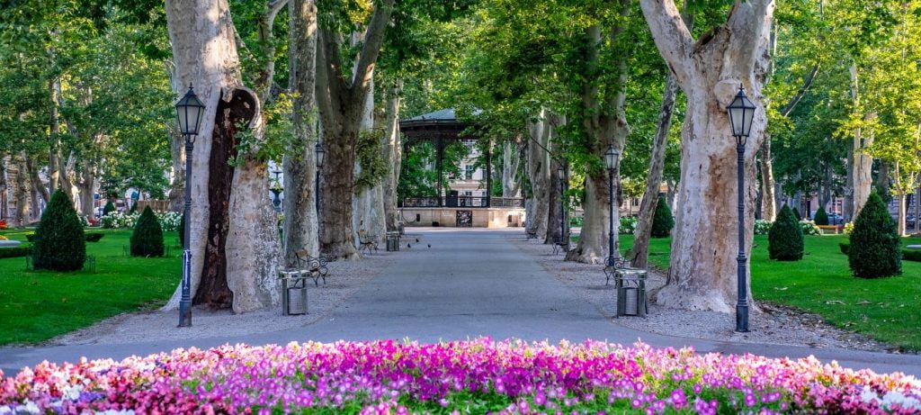 Zrinjevac,Trg Nikole Šubića Zrinskog, zagrebački trg i perivoj s alejom platana. Istražite povijest grada Zagreba kroz proširenu stvarnost uz Zagreb Time Travel vodič!