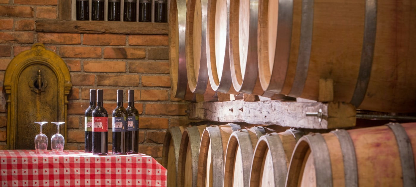 Vrhunska vina iz Kezele podruma mogu se kušati u suvenirnici s pogledom na vinograde kroz koje se može prošetati uz pašnjake na kojima pasu konji autohtone pasmine hrvatski posavac. 