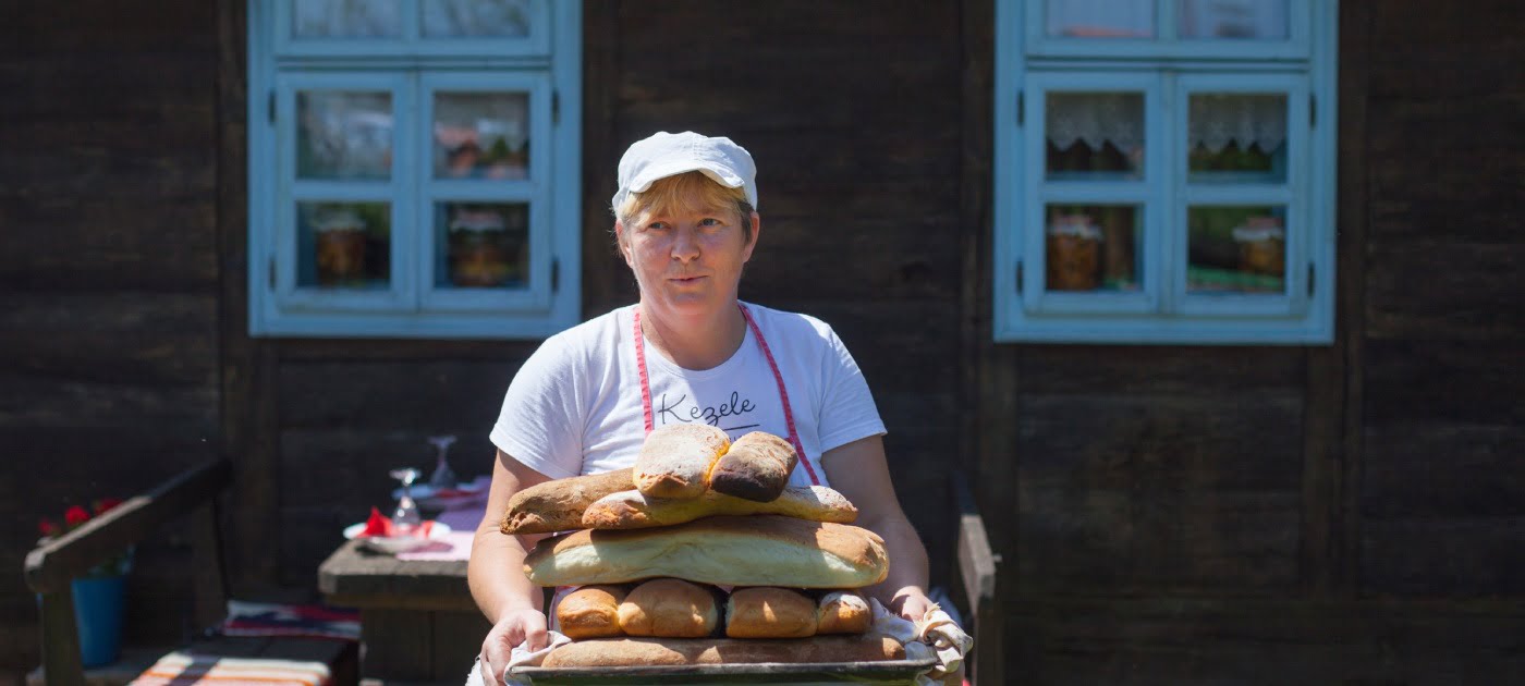 Svježi domaći kruh na seoskom turizmu Kezele.