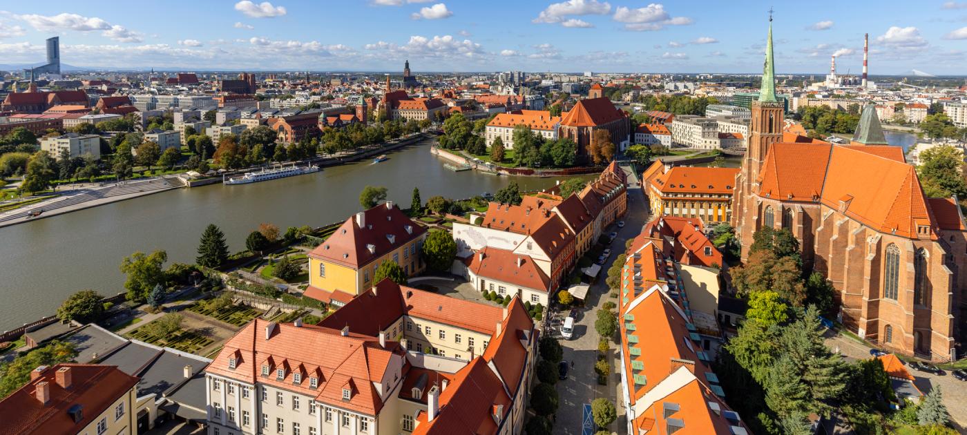 Wrocław ima 12 rijeka, 21 otok i više od 300 mostova, ugodnu klimu i pristupačne cijene i to ga čini jednim od omiljenih mjesta za život u Poljskoj.