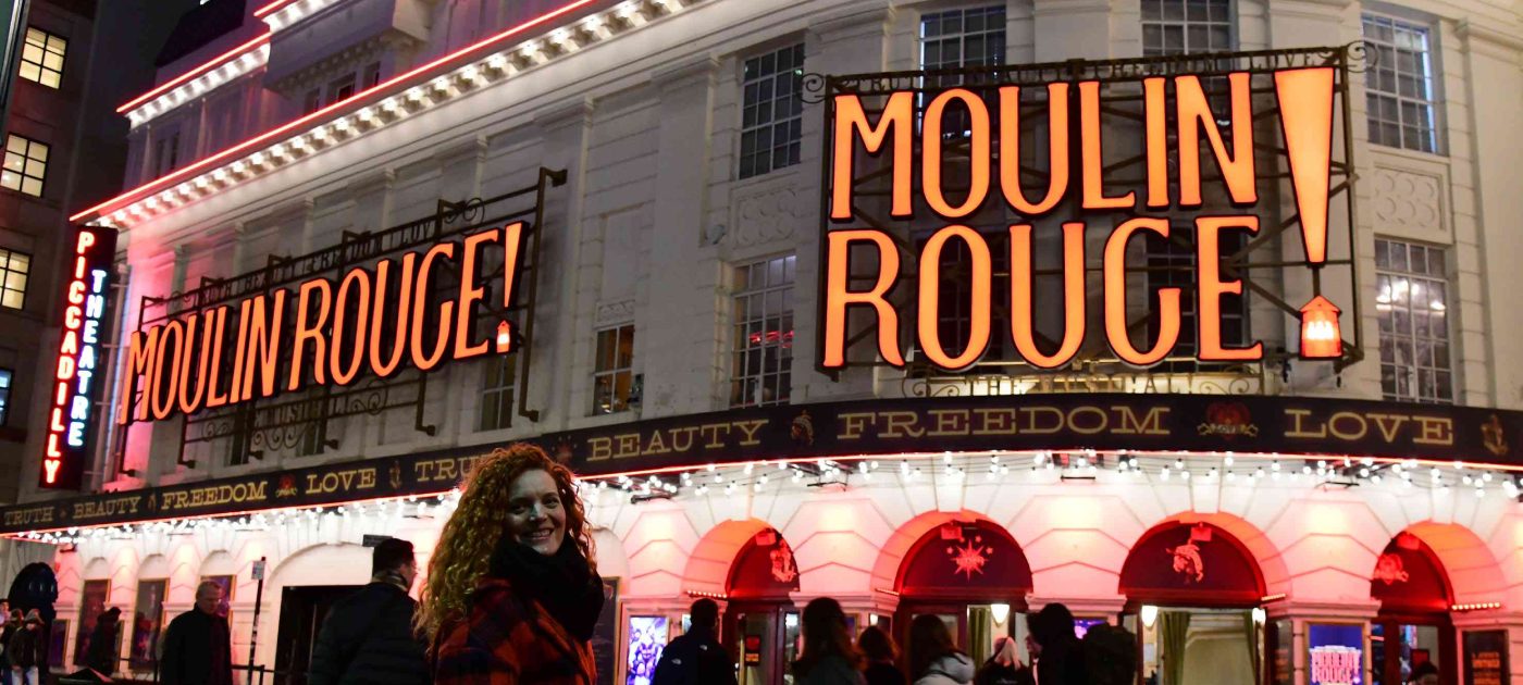 Moulin Rouge u Londonu, žena odlazi na predstavu. 