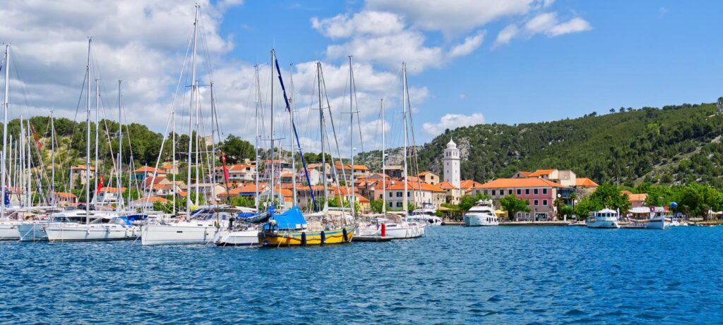 Gradić okružen prirodnim ljepotama, nekadašnja Scradona, danas Skradin.