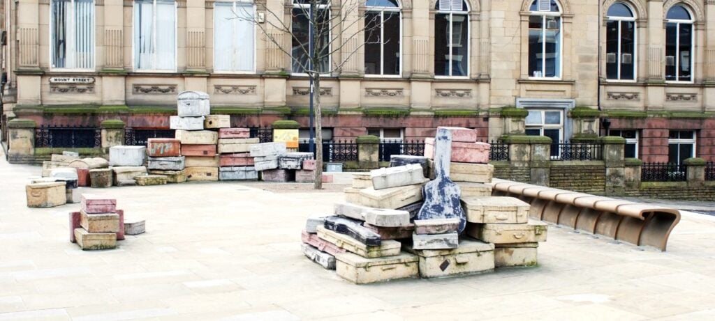 A Case History, skulptura kofera Liverpoolu, u Engleskoj.