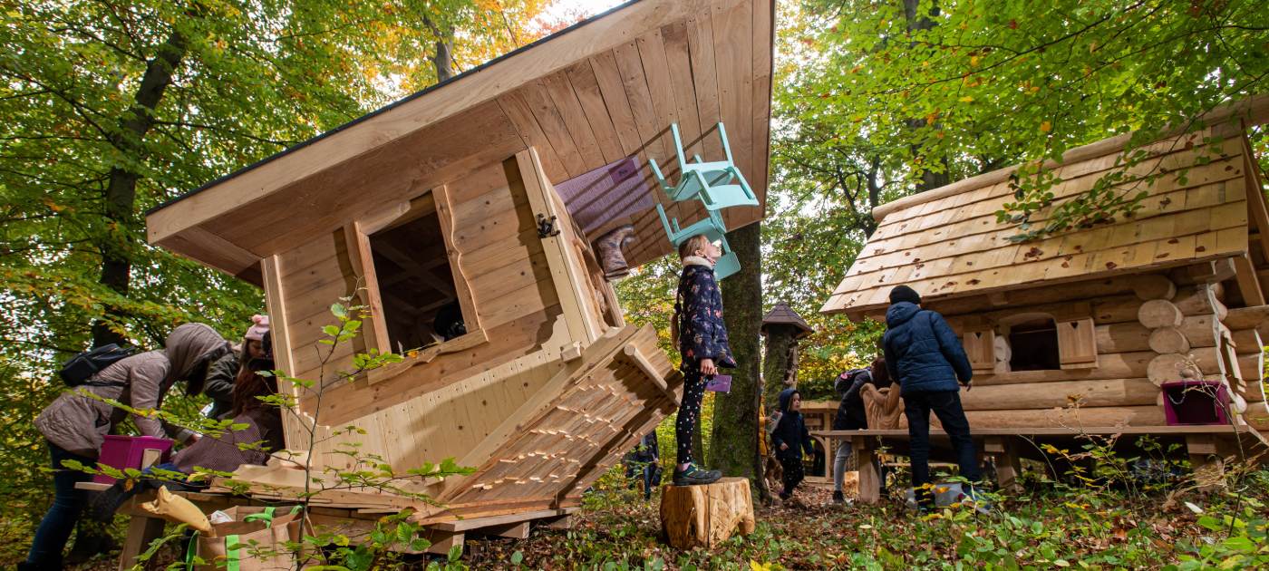 Krškočara je jedna od jedanaest ruta na bajkovito-doživljajnoj transverzali kroz Sloveniju koja spaja šumske avanture za djecu od 5 do 12 godina, a koje možete obići individualno ili organizirano. 