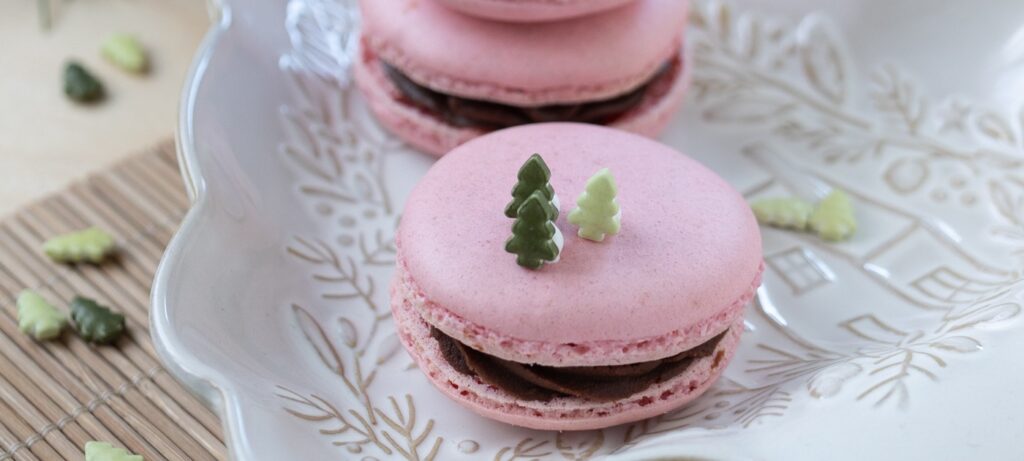 Macaronsi s čokoladnom kremom u blagdanskom ruhu.