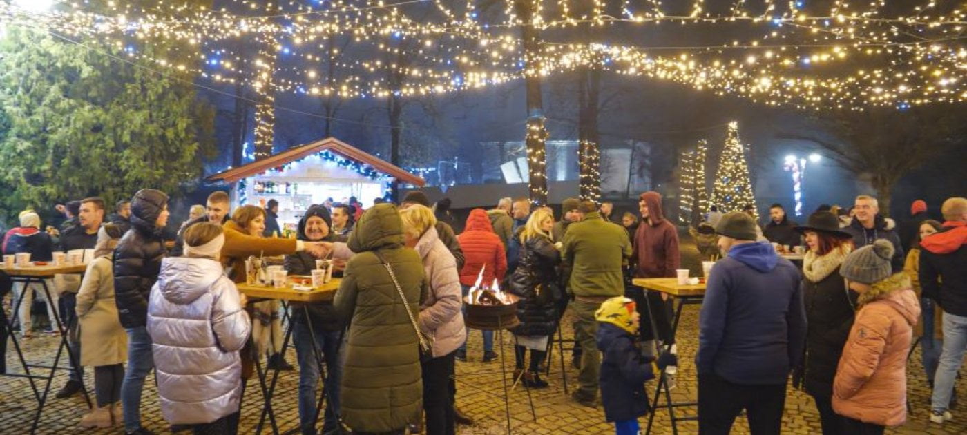 Advent u Otočcu objedinjuje klizalište na otvorenom prigodno za sve uzraste, koncerte, predstave, radionice, natjecanje u pripremi domaćih uštipaka te božićni sajam, a sve to samo je dio bogatog programa. 