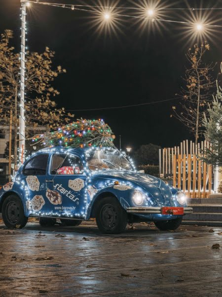 Advent u Vukovaru sadrži bezbroj divnih dekoracija, poput osvjetljenog automobila s jelkom na krovu. 