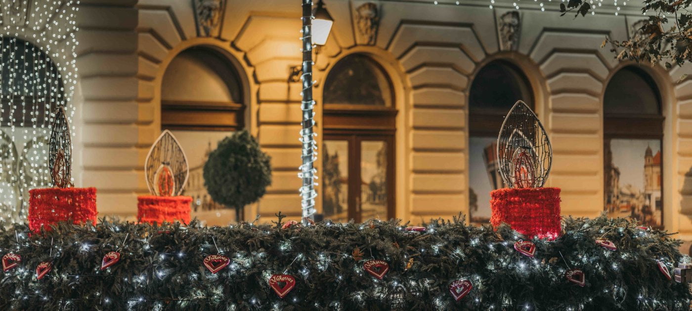 Paljenje adventskih svijeća početak je Adventa u Vukovaru i okosnica cijelog koncepta vukovarskih adventskih svečanosti.