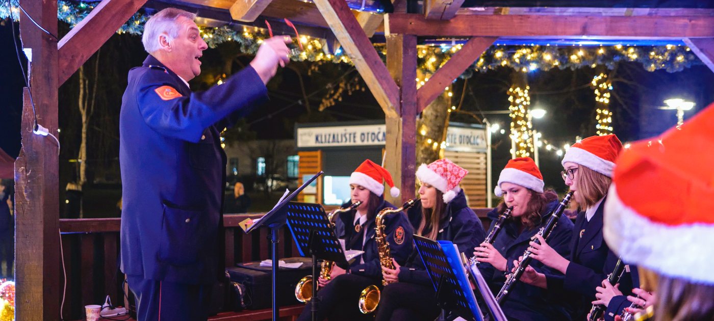 Puhački orkestar DVD-a Otočac kao i Tamburaški orkestar Gackog Pučkog otvorenog učilišta Otočac počastit će posjetitelje i ove godine svojim izvrsnim izvedbama.