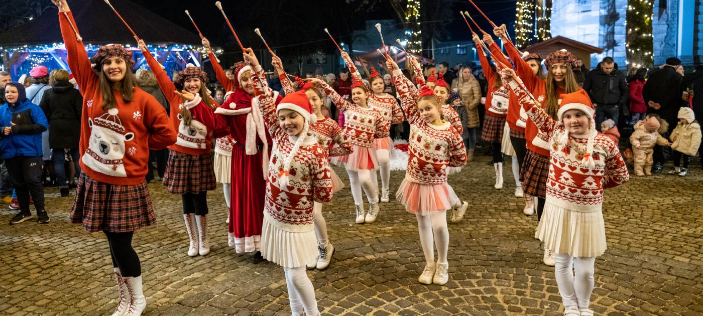 Dobre i vesele atmosfere, dakako, neće nedostajati jer će gradski park, osim spomenutih aktivnosti, Bake Mraz i svetog Nikole, posjetiti i Djed Božićnjak, a svi su oni za najmlađe pripremili slatke poklone. 
