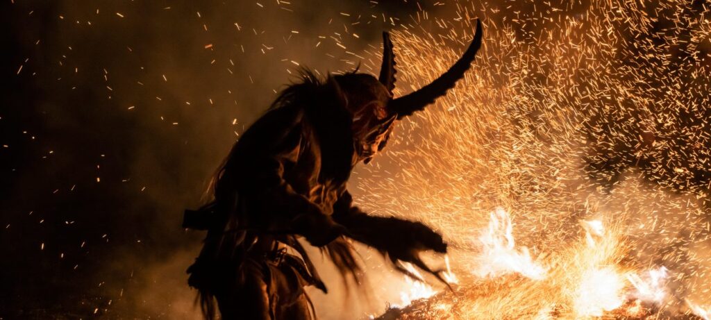 Krampus? Svi dobro poznajemo dragog Svetog Nikolu koji daruje dobru djecu, ali još više poznajemo njegovog rogatog prijatelja, pomoćnika, pratitelja, tko li mu je već taj zločesti Krampus.