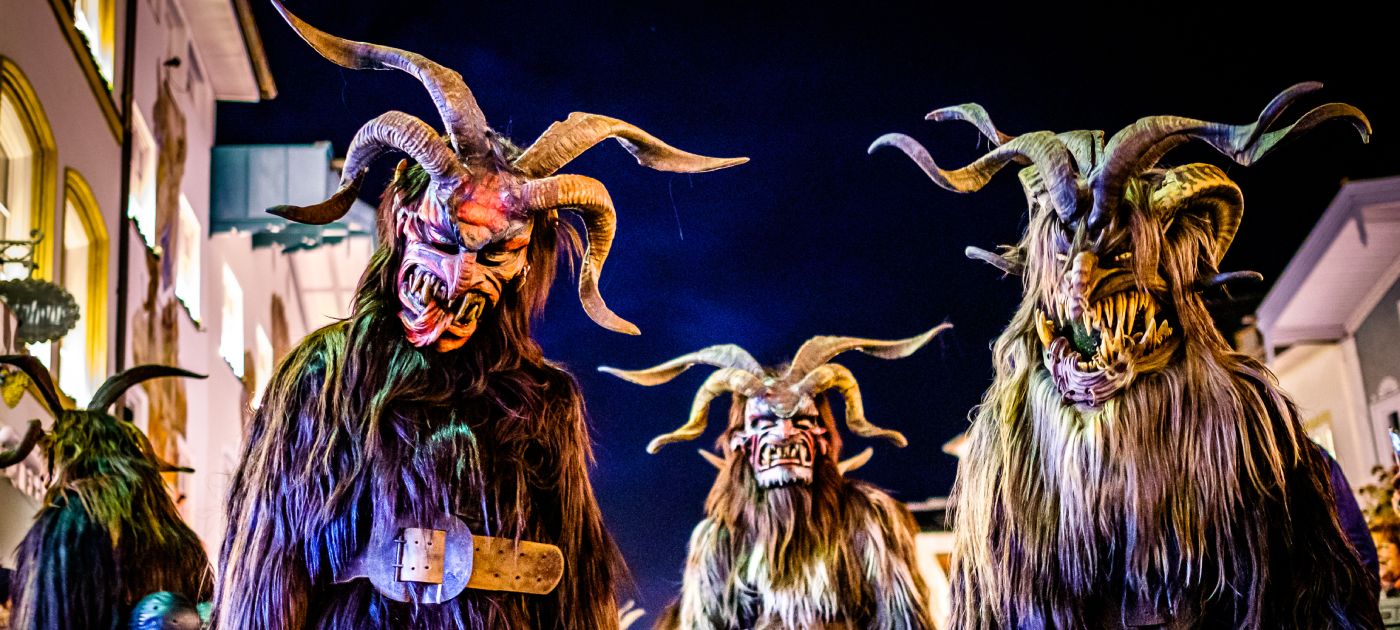 Krampus. Rogato biće s crvenim jezikom koje buči i reži. 