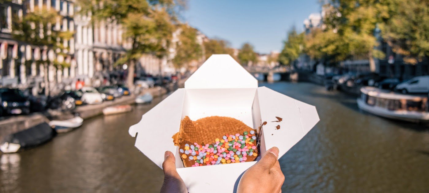 U Amsterdamu obavezno odite na degustaciju ukusnih stroopwafela - ukusne i slatke nizozemske poslastice s dvama tankih vafla s nadjevom od karamele.