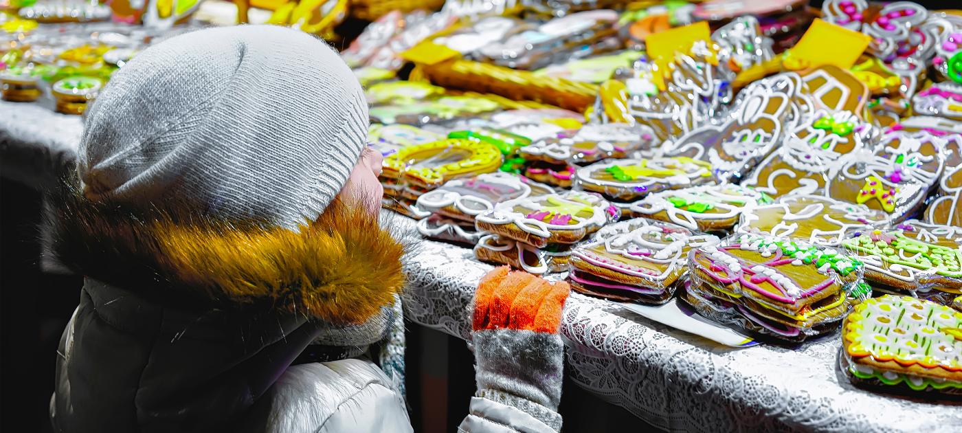 Advent u Beču kroz nekoliko sajmova po trgovima i njihovih štandova pruža mogućnost uživanja u brojnim gastronomskim delicijama za djecu i odrasle. 