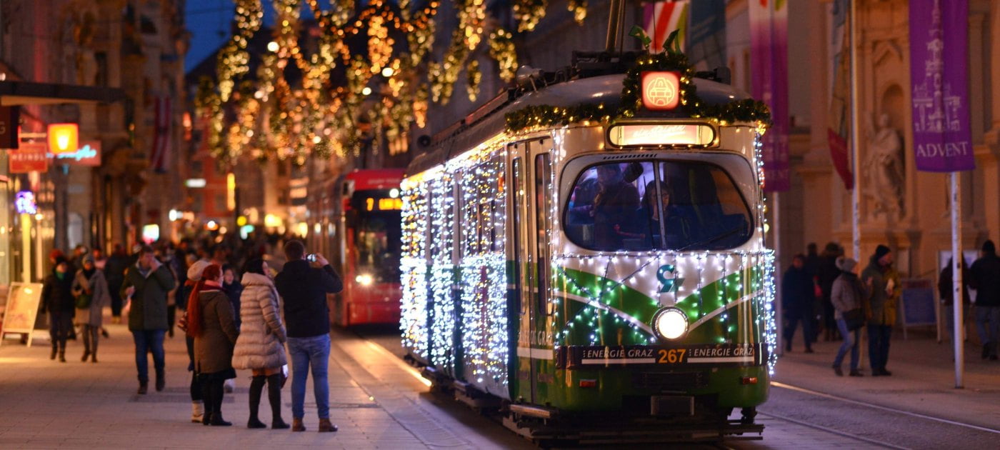 Advent u Grazu možete razgledati i iz božićnog tramvaja.