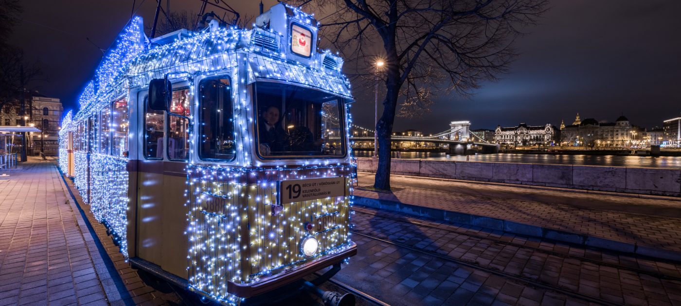 Božićni tramvaj u Budimpešti.