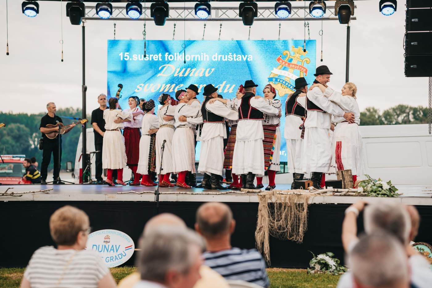 Susreti folklornih društava. 