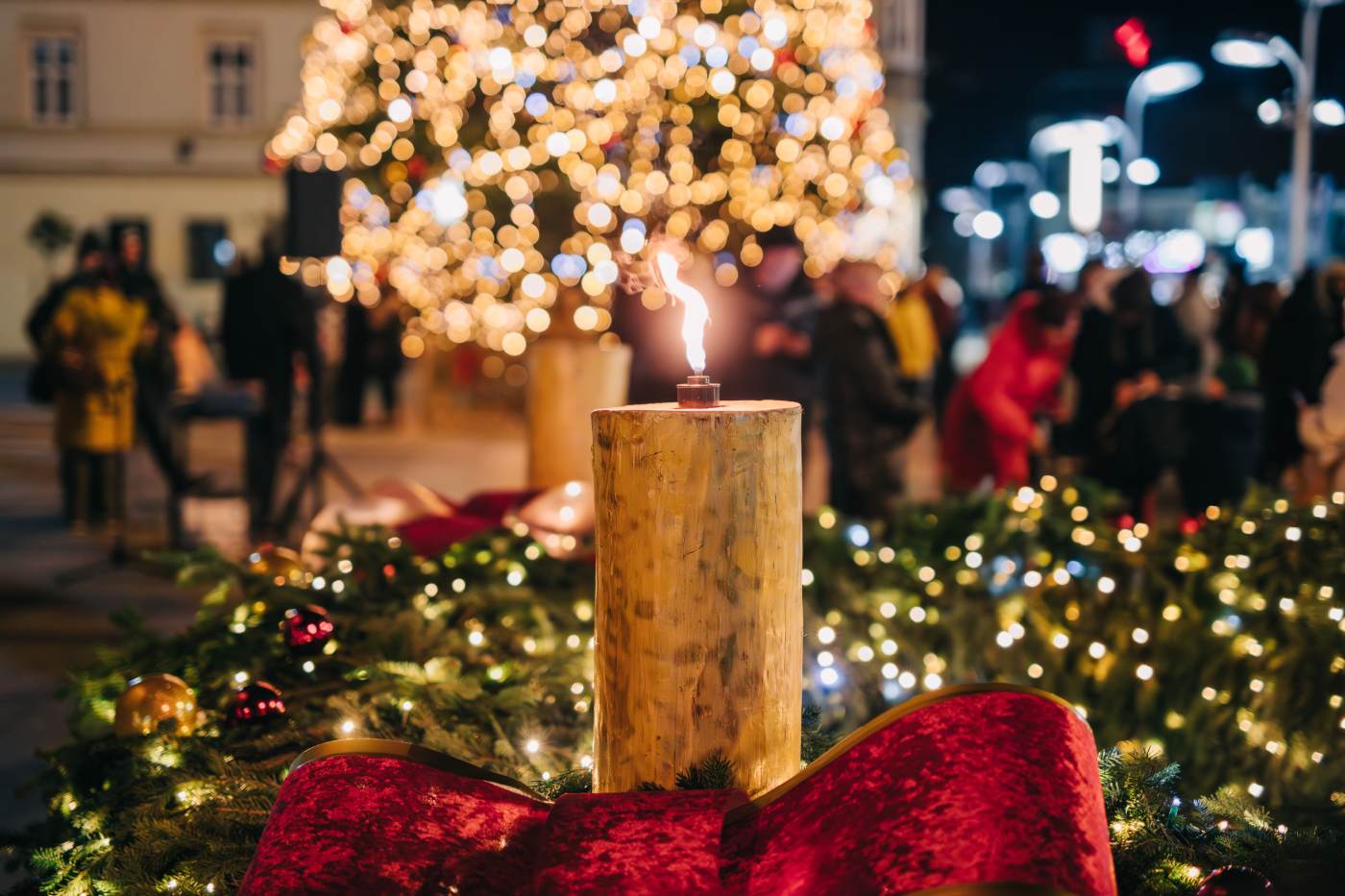 Advent u Osijeku započinje paljenjem prve svijeće. 