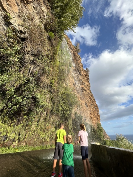 Madeira, Cascata dos Anjos, slap koji pada po cesti. 