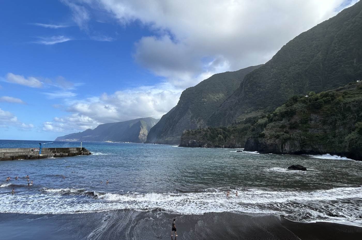 Madeira, crna pješčana plaža u Seixalu. 