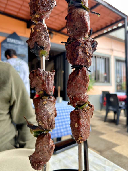 Madeira, espetada ražnjići od bifteka sa žara.