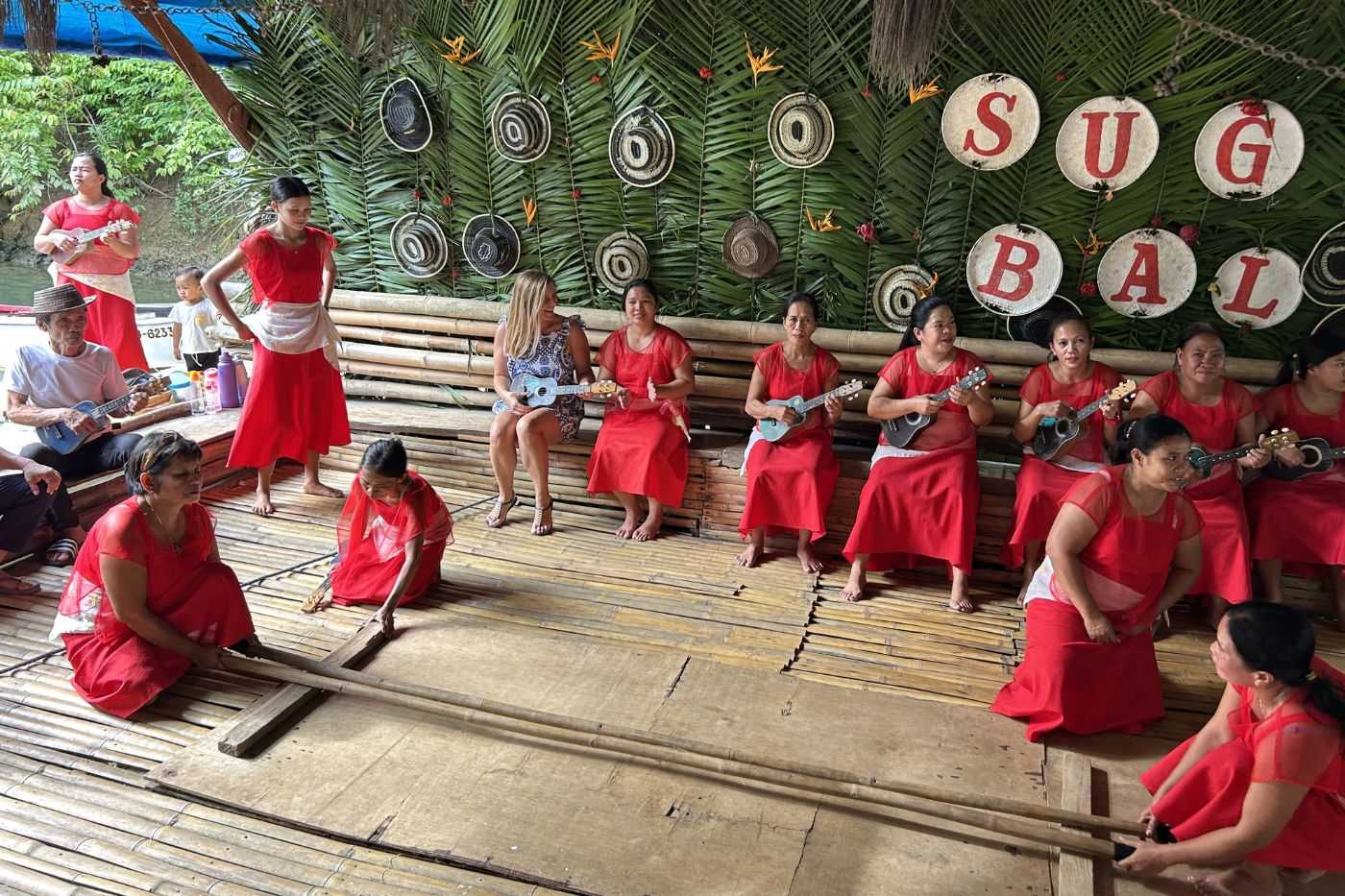 Folklorni ples prilikom krstarenja po rijeci Loboc, Bohol.