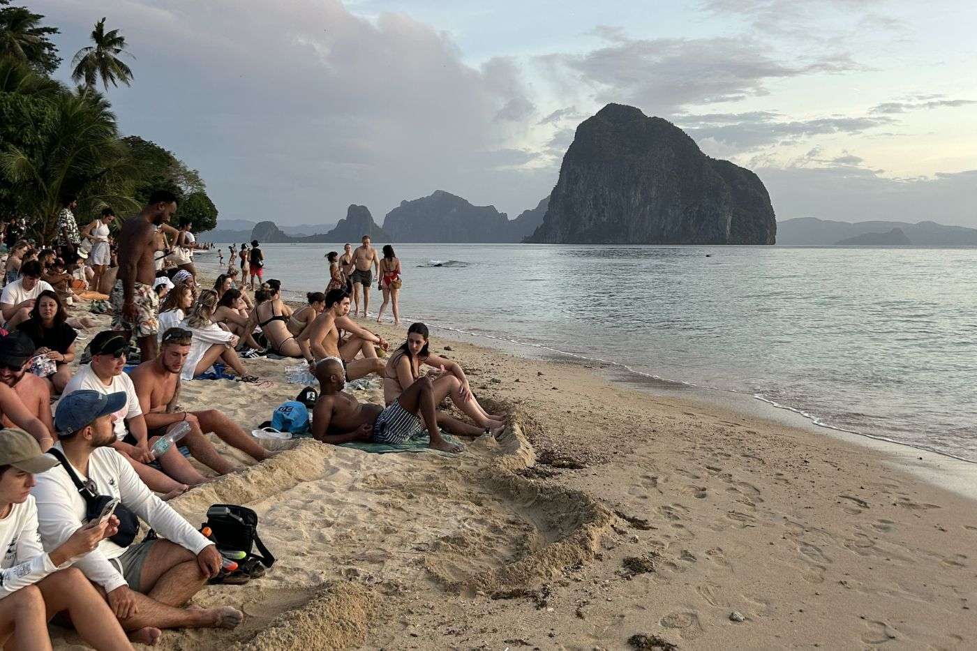 Čekanje zalaza sunca na plaži Las Cabanas, El Nido.