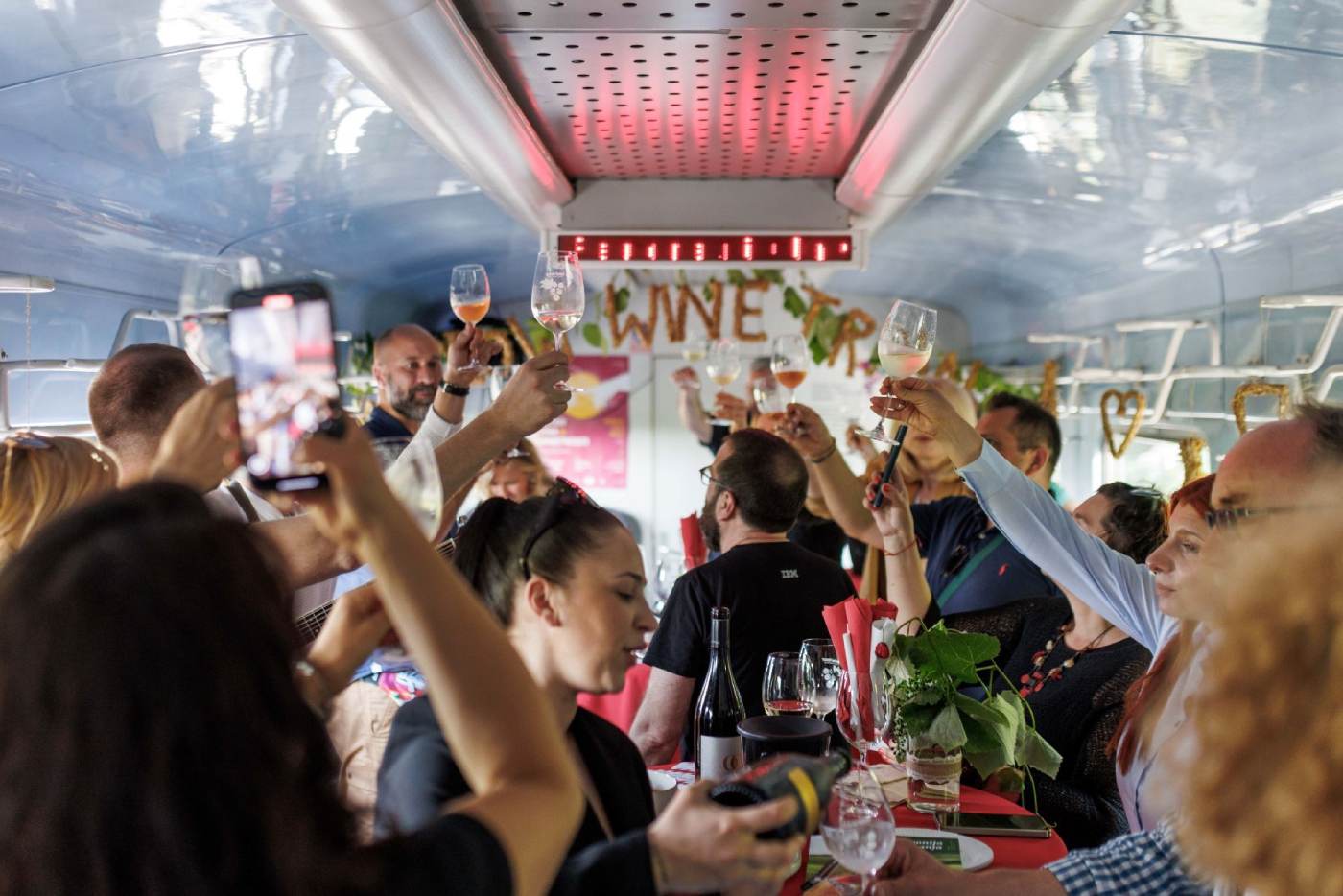 Slow wine train putnici.