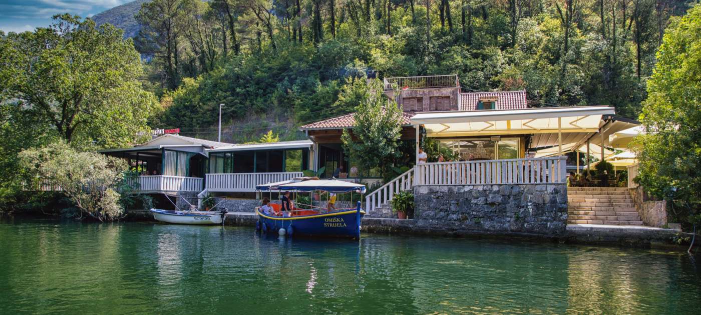 Kaštil Slanica, obiteljski restoran u srcu kanjona rijeke Cetine.