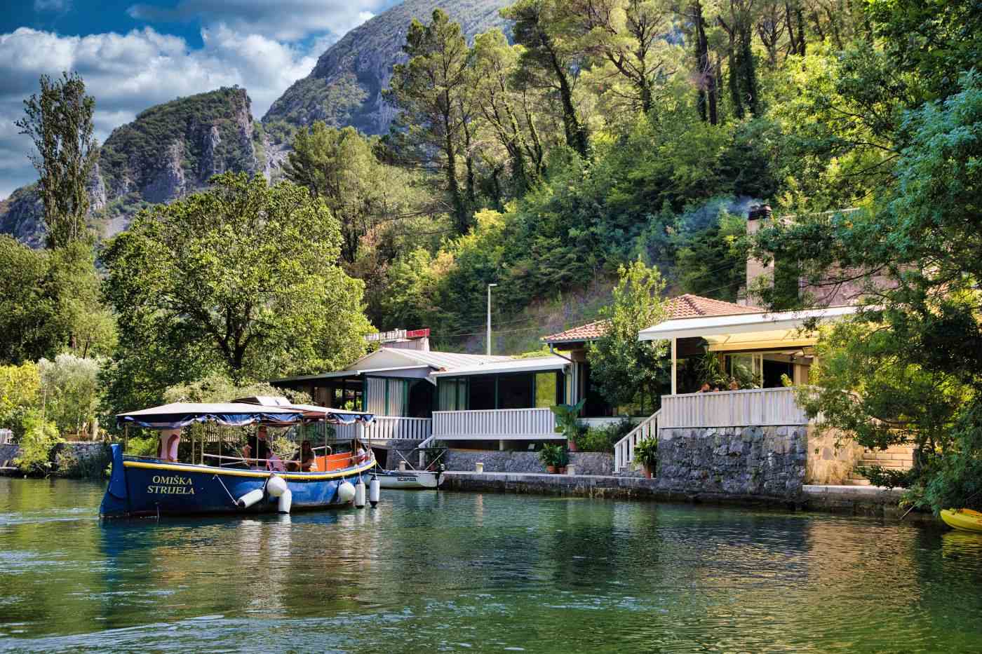 Kaštil Slanica, obiteljski restoran u srcu kanjona rijeke Cetine.