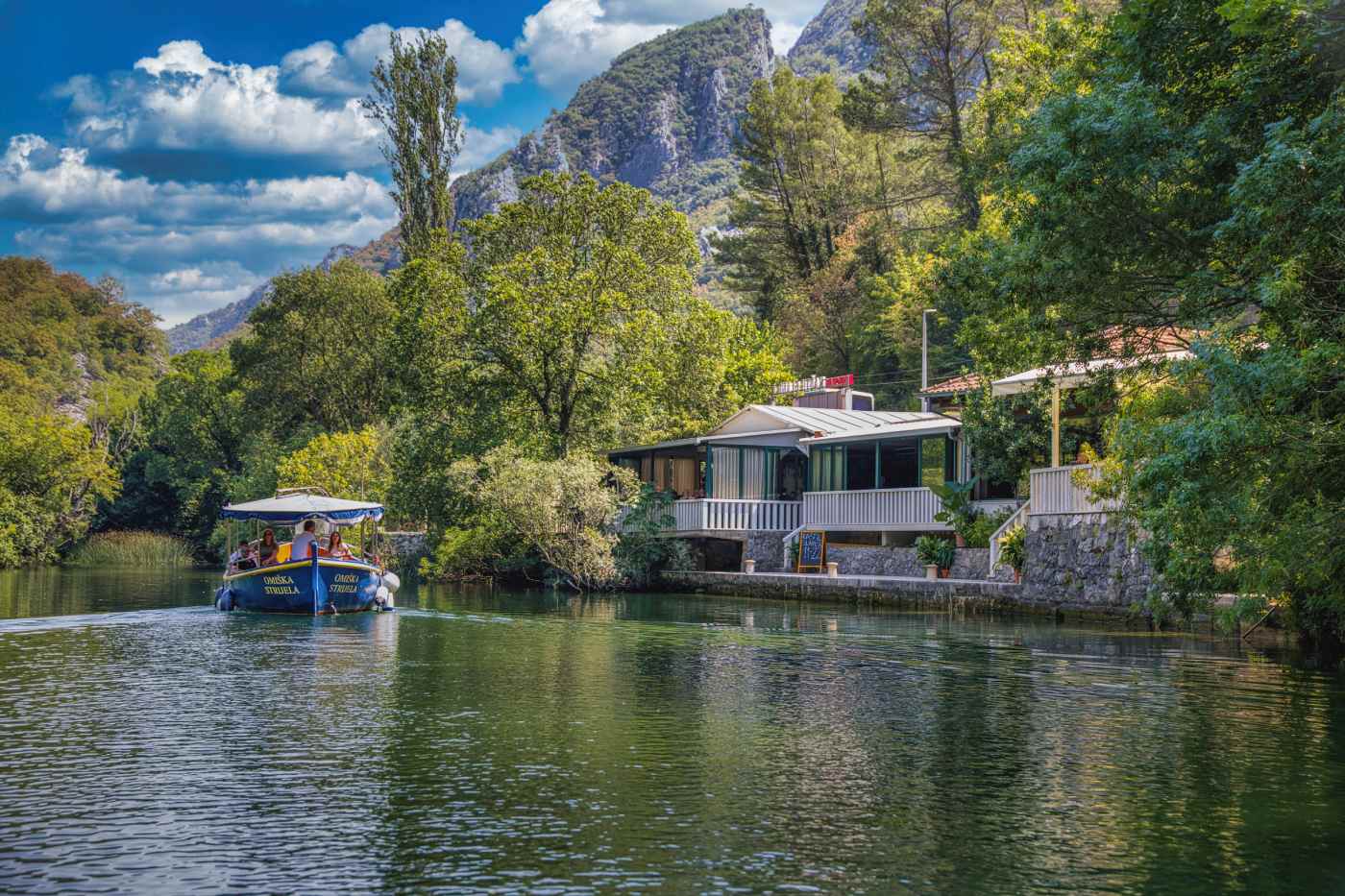 Panoramska vožnja brodom do restorana Kaštil Slanica.