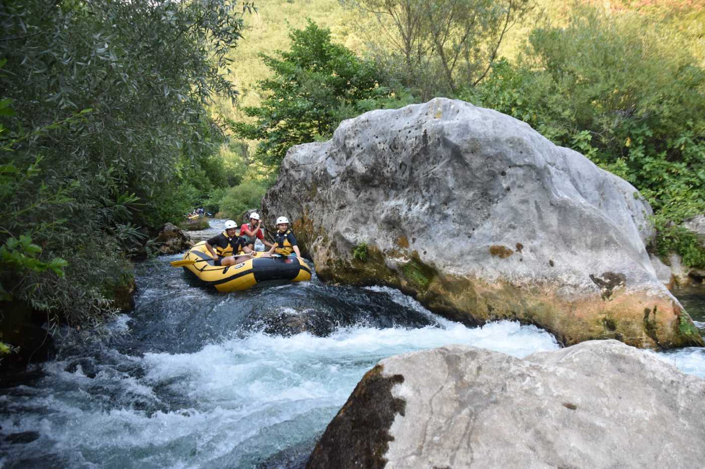 Obiteljski rafting rijekom Cetinom.