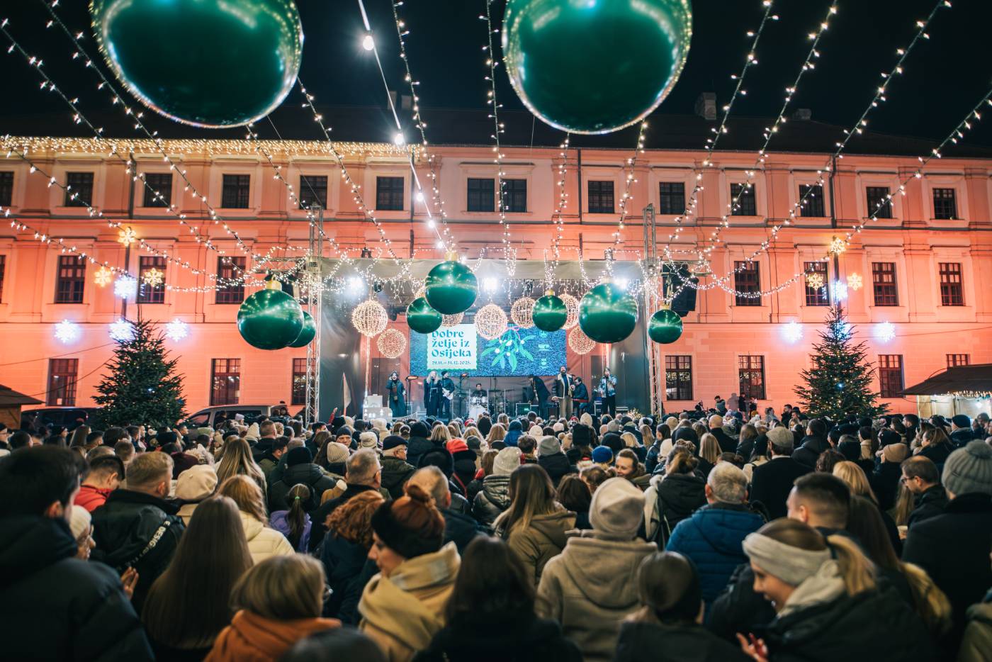 25 glazbenih nastupa na otvorenom. 
